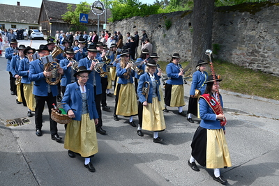 Copyright: Egon WEISSHEIMER, 25.05.2025 Friedersbach, Erstkommunion der Pfarre Friedersbach, Kommunionspender Kaplan Manuel SATTELBERGER