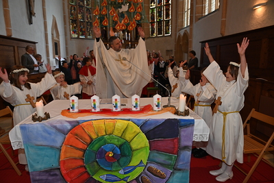 Copyright: Egon WEISSHEIMER, 25.05.2025 Friedersbach, Erstkommunion der Pfarre Friedersbach, Kommunionspender Kaplan Manuel SATTELBERGER