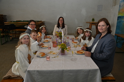 Copyright: Egon WEISSHEIMER, 25.05.2025 Friedersbach, Erstkommunion der Pfarre Friedersbach, Kommunionspender Kaplan Manuel SATTELBERGER