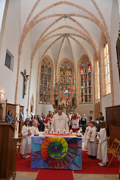Copyright: Egon WEISSHEIMER, 25.05.2025 Friedersbach, Erstkommunion der Pfarre Friedersbach, Kommunionspender Kaplan Manuel SATTELBERGER