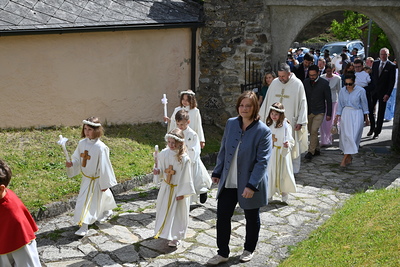 Copyright: Egon WEISSHEIMER, 25.05.2025 Friedersbach, Erstkommunion der Pfarre Friedersbach, Kommunionspender Kaplan Manuel SATTELBERGER