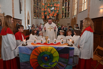 Copyright: Egon WEISSHEIMER, 25.05.2025 Friedersbach, Erstkommunion der Pfarre Friedersbach, Kommunionspender Kaplan Manuel SATTELBERGER